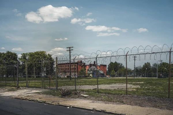 Detroit, Michigan, Spojené státy - 18 října 2018: pohled na Michigan Avenue v Corktown v Detroitu v Michiganu, Usa. Detroit je největší a nejlidnatější město amerického státu Michigan, — Stock fotografie