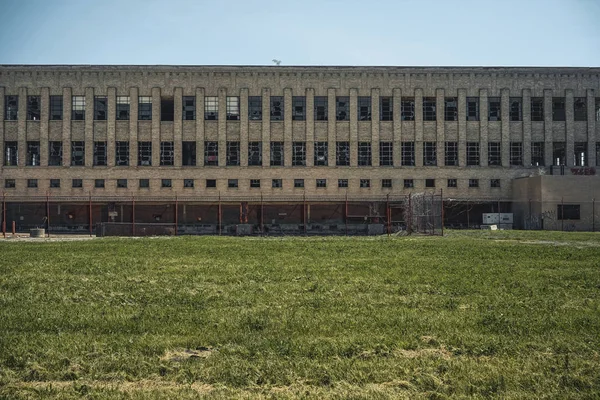 Exteriér opuštěné továrny v Detroitu, Michigan. Velká opuštěná budova. — Stock fotografie