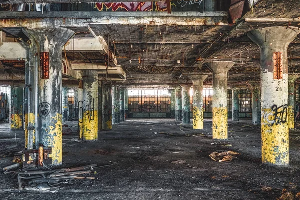 底特律, 美国密歇根州-2018年10月18日: 底特律废弃的费舍尔身体工厂的看法。费舍尔身体工厂在350万平方英尺的面积下扩展了多个城市街区和测量设备 — 图库照片