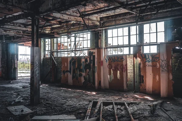 Detroit, Michigan, Estados Unidos - 18 de octubre de 2018: Vista de la abandonada Fisher Body Plant en Detroit. La Fisher Body Plant extiende varias manzanas de la ciudad y mide 3,5 millones de pies cuadrados — Foto de Stock