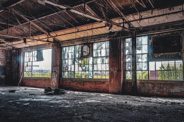 Detroit, Michigan, Estados Unidos - 18 de octubre de 2018: Vista de la abandonada Fisher Body Plant en Detroit. La Fisher Body Plant extiende varias manzanas de la ciudad y mide 3,5 millones de pies cuadrados — Foto de Stock