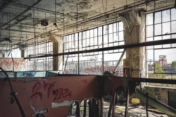 Detroit, Michigan, Estados Unidos - 18 de outubro de 2018: Vista da abandonada Fisher Body Plant em Detroit. O Fisher Body Plant se espalha por vários blocos da cidade e mede em 3,5 milhões de pés quadrados — Fotografia de Stock