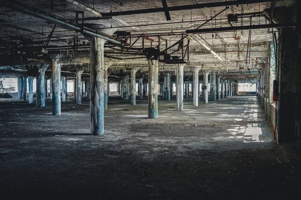 Detroit, Michigan, Estados Unidos - 18 de octubre de 2018: Vista de la abandonada Fisher Body Plant en Detroit. La Fisher Body Plant extiende varias manzanas de la ciudad y mide 3,5 millones de pies cuadrados —  Fotos de Stock