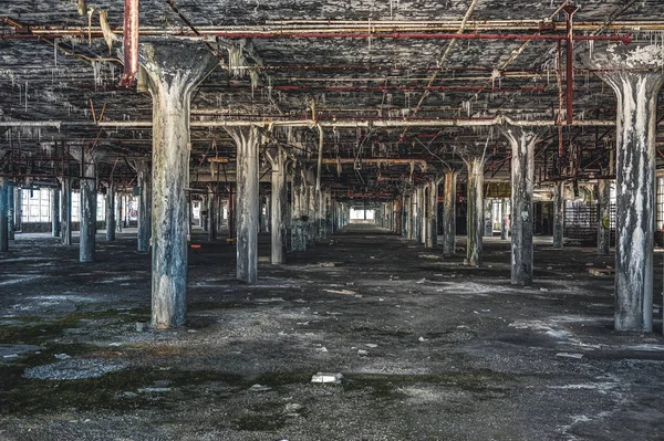 Ντιτρόιτ, Μίσιγκαν, ΗΠΑ - 18 Οκτωβρίου 2018: θέα από το εγκαταλελειμμένο εργοστάσιο Fisher σώμα στο Ντιτρόιτ. Το Fisher σώμα φυτό απλώνεται πολλά οικοδομικά τετράγωνα και τα μέτρα σε 3,5 εκατομμύρια τετραγωνικά πόδια — Φωτογραφία Αρχείου