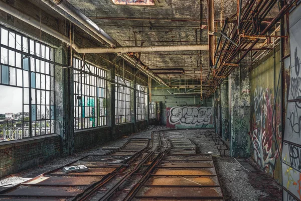 底特律, 美国密歇根州-2018年10月18日: 底特律废弃的费舍尔身体工厂的看法。费舍尔身体工厂在350万平方英尺的面积下扩展了多个城市街区和测量设备 — 图库照片