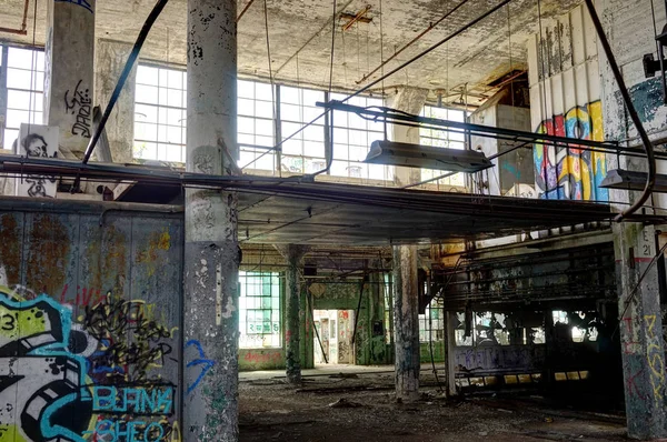 Detroit, Michigan, Estados Unidos - 18 de outubro de 2018: Vista da abandonada Fisher Body Plant em Detroit. O Fisher Body Plant se espalha por vários blocos da cidade e mede em 3,5 milhões de pés quadrados — Fotografia de Stock