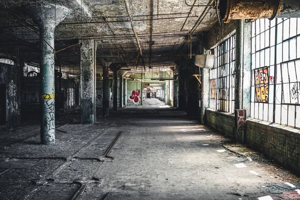 Detroit, Michigan, Estados Unidos - 18 de outubro de 2018: Vista da abandonada Fisher Body Plant em Detroit. O Fisher Body Plant se espalha por vários blocos da cidade e mede em 3,5 milhões de pés quadrados — Fotografia de Stock