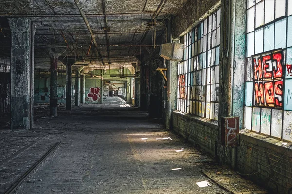 Detroit, Michigan, Estados Unidos - 18 de octubre de 2018: Vista de la abandonada Fisher Body Plant en Detroit. La Fisher Body Plant extiende varias manzanas de la ciudad y mide 3,5 millones de pies cuadrados —  Fotos de Stock