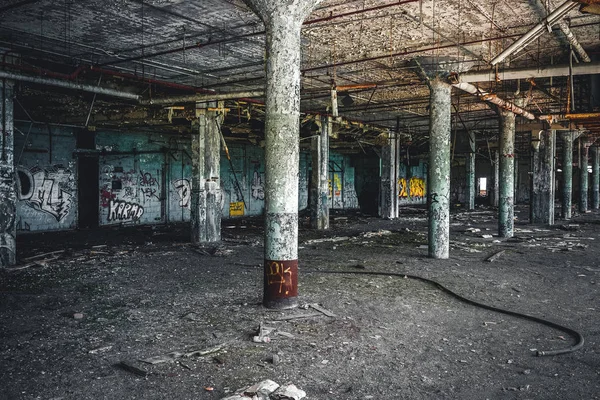 Detroit, Michigan, Estados Unidos - 18 de outubro de 2018: Vista da abandonada Fisher Body Plant em Detroit. O Fisher Body Plant se espalha por vários blocos da cidade e mede em 3,5 milhões de pés quadrados — Fotografia de Stock