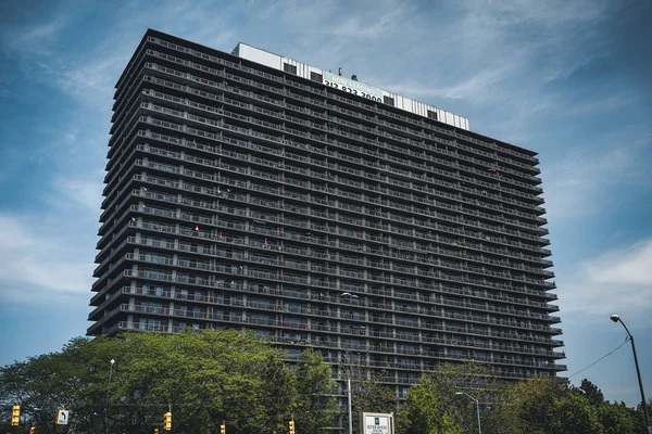 Detroit, michigan usa - 7. April 2018: eine riesige Wand aus Wohnhäusern auf einem leeren Boulevard. — Stockfoto