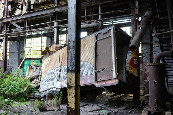 Detroit, Michigan, Estados Unidos - 18 de octubre de 2018: Vista de la abandonada Gray Iron Factory en Detroit. Detroit Gray Iron Foundry fue una de las varias empresas de fundición ubicadas a lo largo del frente del agua — Foto de Stock