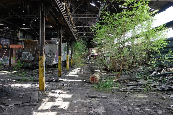 Detroit, michigan, united states - 18. Oktober 2018: Blick auf die verlassene Graueisenfabrik in detroit. detroit graue Eisengießerei war eine von mehreren Gießereien entlang der Uferpromenade — Stockfoto