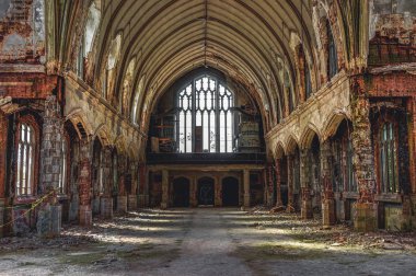 Detroit, Michigan, 18 Mayıs 2018: Terk edilmiş ve hasarlı kilise St. Agnes Detroit iç görünüm.