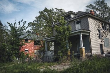 Detroit, Michigan, 18 Mayıs 2018: Terk edilmiş ve hasarlı tek aile ev şehir Detroit yakınlarında.