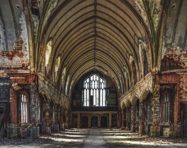 Detroit, Michigan, 18 Mayıs 2018: Terk edilmiş ve hasarlı kilise St. Agnes Detroit iç görünüm.