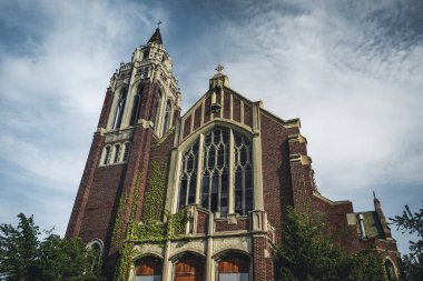 Detroit, Michigan, 18 Mayıs 2018: Dışında görüntülemek terk edilmiş ve hasarlı kilise St. Agnes Detroit.