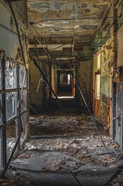 Detroit, Michigan, 18 Mayıs 2018: Terk edilmiş ve hasarlı George Ferris okulda Detroit iç görünümü. Highland Park diğer okullar gibi Ferris bu kadar kayıt numaraları yılında düşüş içine girdi