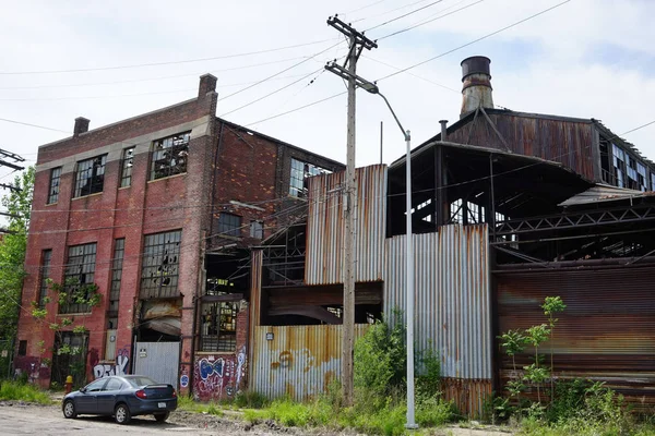 Detroit, Michigan, Spojené státy - 18 října 2018: pohled na opuštěné továrny Iron Gray v Detroitu. Detroit šedá Slévárna byl jedním z několika slévárenských společností sídlících obrácené k moři — Stock fotografie