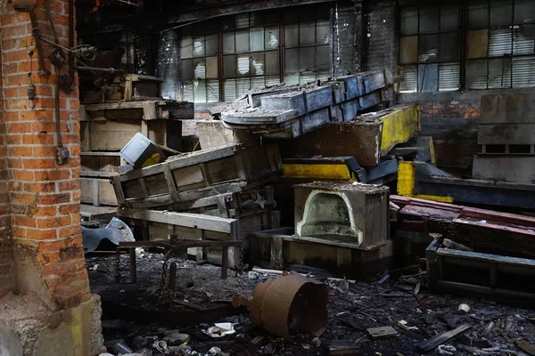 底特律, 美国密歇根州-2018年10月18日: 底特律废弃的灰铁厂的看法。底特律灰铁铸造厂是位于水边的几家铸造公司之一 — 图库照片