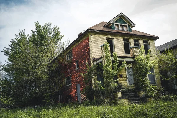 Detroit, Michigan, 18 maj 2018: Övergivna och skadade för enda familj hem nära downtown Detroit. — Stockfoto