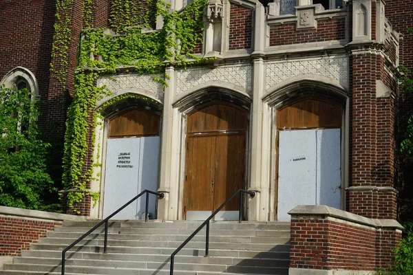 Detroit, Michigan, 18 Mayıs 2018: Dışında görüntülemek terk edilmiş ve hasarlı kilise St. Agnes Detroit. — Stok fotoğraf