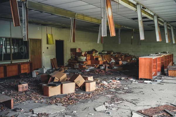 Detroit, Michigan, 18 de mayo de 2018: Vista interior de la abandonada y dañada George Ferris School en Detroit. Al igual que otras escuelas en Highland Park, Ferris entró en una disminución en el número de inscripciones que — Foto de Stock