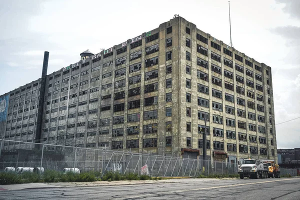 Detroit, michigan, united states - märz 09 2018: blick auf die tempelstraße mit tempelhotel im brush park und midtown in detroit in michigan, usa. Detroit ist die größte und bevölkerungsreichste Stadt der Welt. — Stockfoto