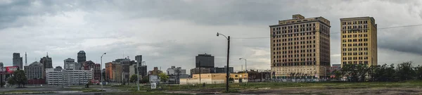 Detroit, Michigan, Estados Unidos - 09 de marzo de 2018: Vista de Temple Street con Temple Hotel en Brush Park y Midtown en Detroit en Michigan, Estados Unidos. Detroit es la ciudad más grande y poblada de la U — Foto de Stock