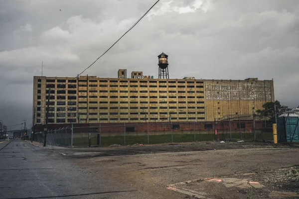 Detroit, Michigan, 18. května 2018: Pohled směrem k opuštěné Detroit automobilové továrně s vodárenskou věží a komín. — Stock fotografie