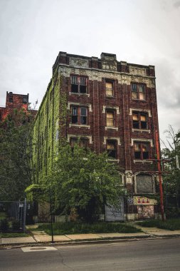 Detroit, Michigan, 18 Mayıs 2018: Terk edilmiş ve hasarlı tek aile ev şehir Detroit yakınlarında.