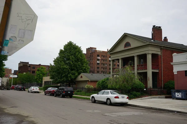 Detroit, Michigan, 18 de mayo de 2018: Casa unifamiliar abandonada y dañada cerca del centro de Detroit . — Foto de Stock