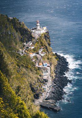 Ponta do Arnel, Nordeste, Sao Miguel Adası, Azores, Portekiz'deki deniz fenerine dramatik manzara