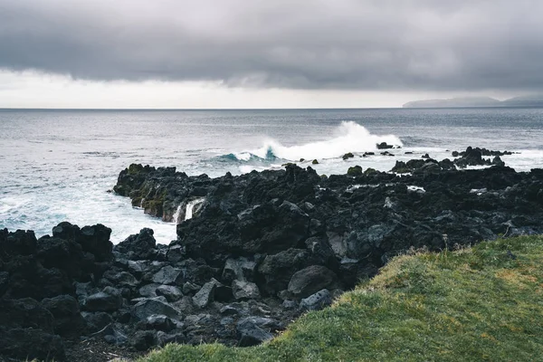 Azoren, große Wellen, die über schwarzen Vulkangestein auf dem Atlantik an der Küste der Insel Sao Miguel in den Azoren krachen, portugal — Stockfoto