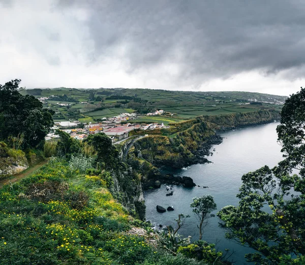 Costa norte Paisaje sobre la ciudad de Capelas en la isla de Sao Miguel, archipiélago de las Azores, Portugal. Miradouro do Porto das Capelas . —  Fotos de Stock