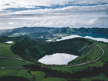 Mirador da Boca do Inferno 'dan Sete Cidades' in manzarası gün batımında Sao Miguel, Sao Miguel, Azores Adaları, Portekiz