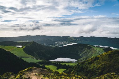 Mirador da Boca do Inferno 'dan Sete Cidades' in manzarası gün batımında Sao Miguel, Sao Miguel, Azores Adaları, Portekiz
