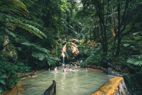 Vattenfall i Caldeira Velha, ribeira grande, Natural Spa, Sao Miguel, Azorerna, Portugal — Stockfoto