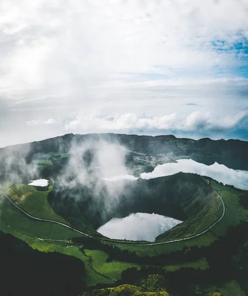 Paisaje de Sete Cidades desde Mirador da Boca do Inferno al atardecer con laguna de Santiago, Sao Miguel, Islas Azores, Portugal —  Fotos de Stock