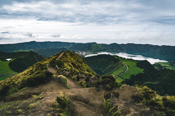 Mirador da Boca do Inferno 'dan Sete Cidades' in manzarası gün batımında Sao Miguel, Sao Miguel, Azores Adaları, Portekiz