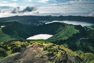 Mirador da Boca do Inferno 'dan Sete Cidades' in manzarası gün batımında Sao Miguel, Sao Miguel, Azores Adaları, Portekiz