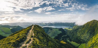 Mirador da Boca do Inferno 'dan Sete Cidades' in manzarası gün batımında Sao Miguel, Sao Miguel, Azores Adaları, Portekiz
