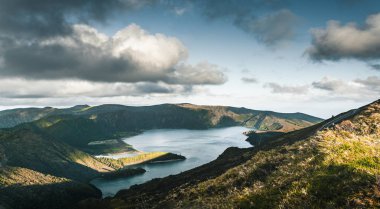 Lagoa do Fogo, Ateş Gölü, Sao Miguel Adası, Azores, Portekiz güzel panoramik görünümü. Mavi gökyüzü ve bulutlar ile güneşli bir gün.