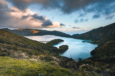Lagoa do Fogo, Ateş Gölü, Sao Miguel Adası, Azores, Portekiz güzel panoramik görünümü. Mavi gökyüzü ve bulutlar ile güneşli bir gün.
