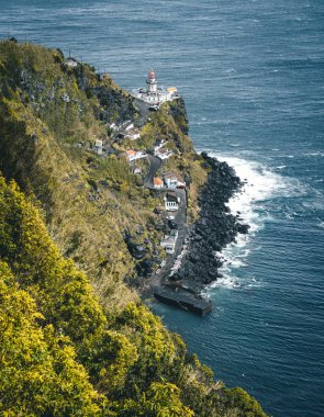 Ponta do Arnel, Nordeste, Sao Miguel Adası, Azores, Portekiz'deki deniz fenerine dramatik manzara