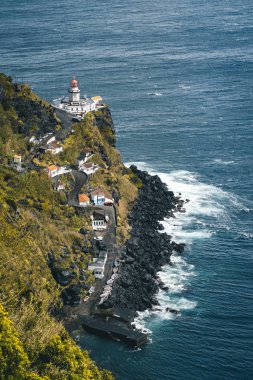 Ponta do Arnel, Nordeste, Sao Miguel Adası, Azores, Portekiz'deki deniz fenerine dramatik manzara