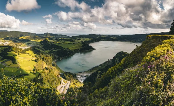 Panoramic landscape with aerial view on beautiful blue green crater lake Lagoa das Furnas and village Furnas with vulcanic thermal area. Sao Miguel, Azores, Portugal. Countryside landscape with green — Stock Photo, Image