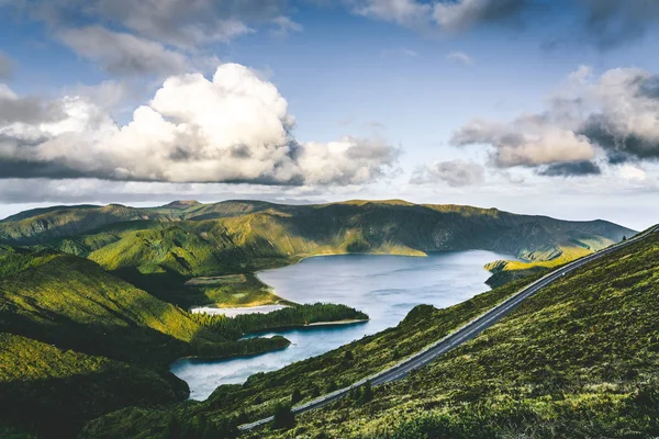 Beautiful panoramic view of Lagoa do Fogo, Lake of Fire, in Sao Miguel Island, Azores, Portugal. Sunny day with blue sky and clouds. — Stock Photo, Image