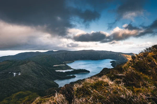 Belle vue panoramique sur Lagoa do Fogo, lac de feu, île de Sao Miguel, Açores, Portugal. Journée ensoleillée avec ciel bleu et nuages . — Photo