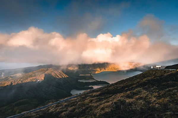 Gyönyörű panoráma Lagoa do fogo, a tűz-tó, a Sao Miguel Island, Azori-szigetek, Portugália. Napsütéses nap kék eget és a felhőket. — Stock Fotó