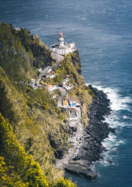 Вид на маяк Понта-ду-Арнель, Нордесте, остров Сао-Фалуэль, Азорские острова, Португалия — стоковое фото